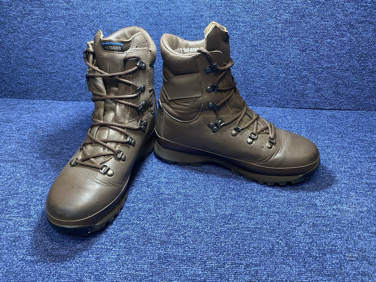 Great Condition SIZE UK 7M - Altberg Defender - Walking/Hiking Boots Brown Male