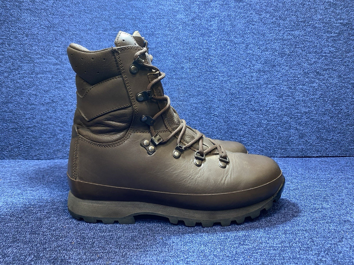 Great Condition SIZE UK 7M - Altberg Defender -  Walking/Hiking Boots Brown Male