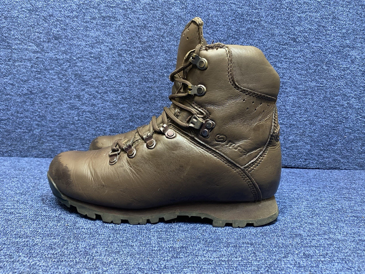 WOMAN - SIZE UK 7M - Iturri Patrol Walking/Hiking - Brown Boots